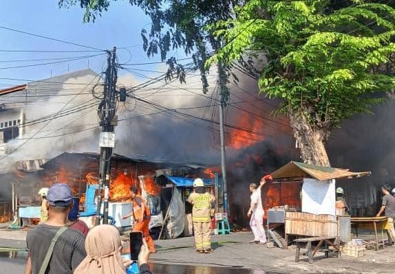 Belasan Kios di Pasar Ampera Jaktim Hangus Terbakar, Kerugian Mencapai 800 Juta.jpg