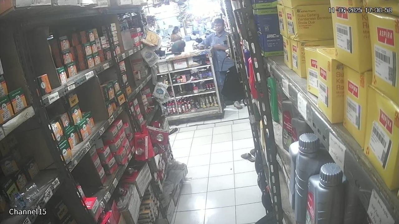 Pura-pura Jadi Pembeli, Seorang Pria Terekam CCTV Mencuri Hp.jpg