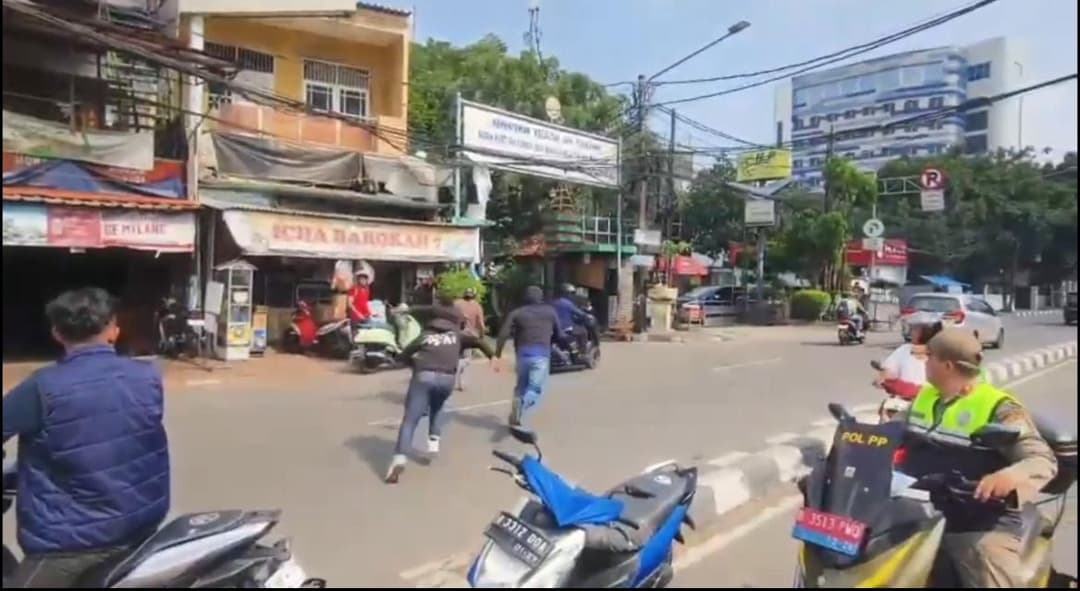 Aksi-Kejar-Kejaran-Petugas-Tangkap-Preman-Berkedok-Juru-Parkir