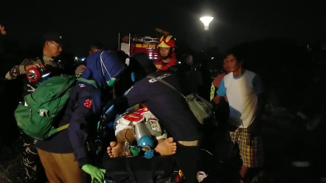 Petugas-Gulkarmat-Jaktim-Berhasil-Gagalkan-Aksi-Pria-Nekat-Ingin-Akhiri-Hidup-dari-Atas-Sutet