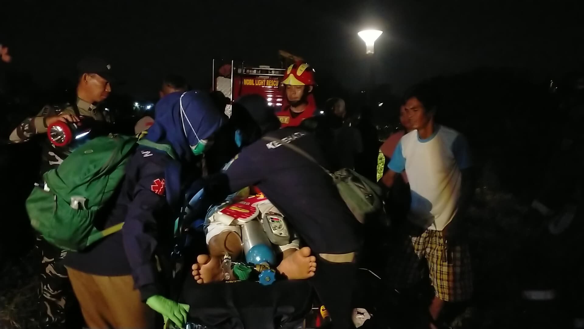 Petugas Gulkarmat Jaktim Berhasil Gagalkan Aksi Pria Nekat Ingin Akhiri Hidup dari Atas Sutet.jpg