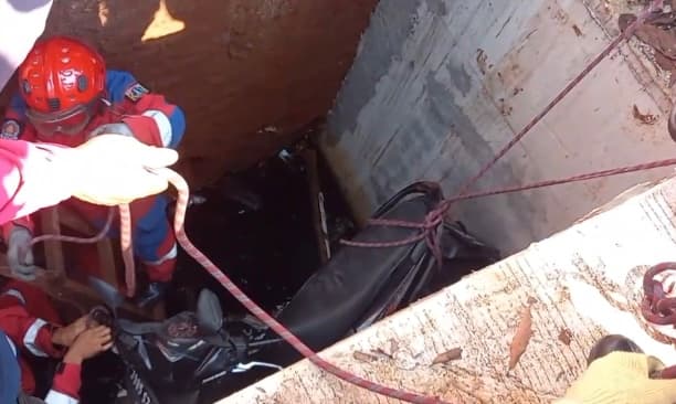 Petugas Damkar Evakuasi Motor Terjeblos ke Lubang Galian di Ciracas.jpg