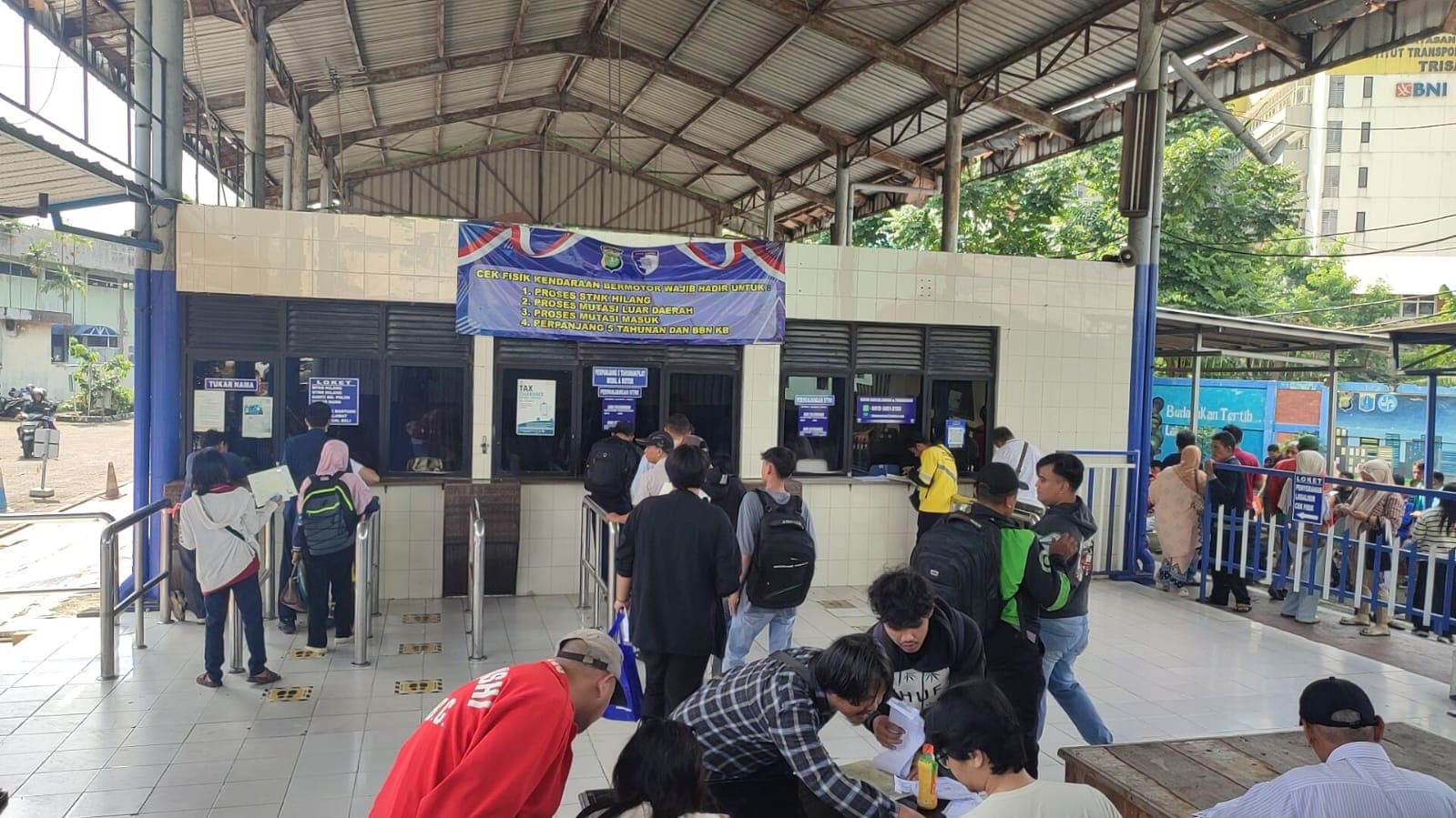 Hari Kedua Pemutihan Pajak, Samsat Jaktim Terpantau Masih Sepi Antrean.jpg