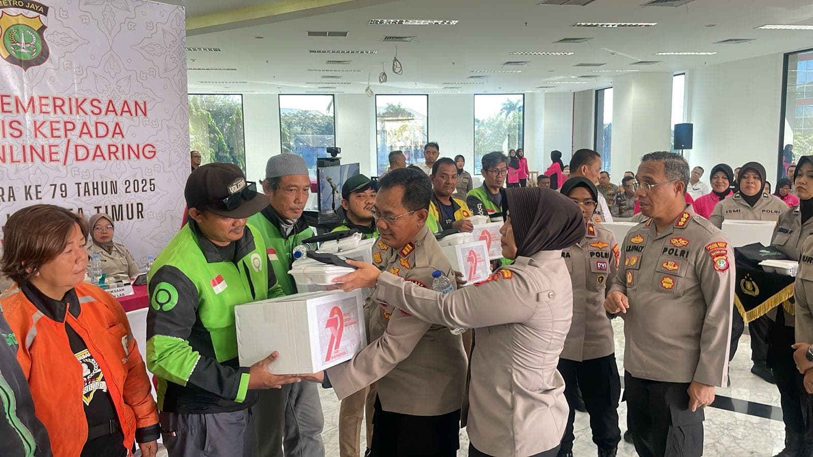 Polres Jaktim Bagikan 300 Paket Sembako Jelang HUT Bhayangkara ke-79.jpg