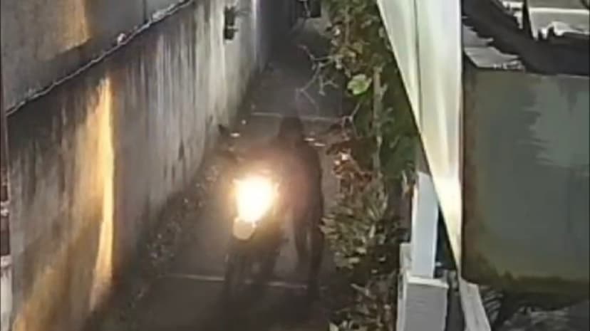 Asyik-Main-Game,-Motor-Teman-Disikat-Maling-di-Depan-Rumah