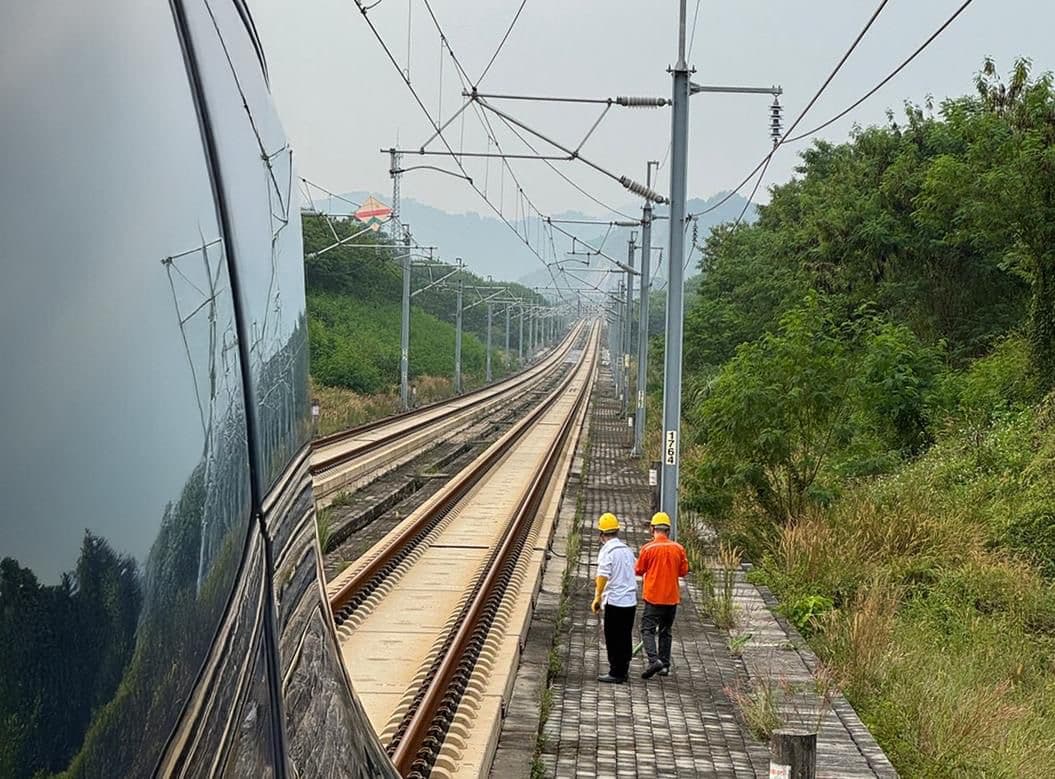Main Layang-layang Dekat Rel, Kereta Cepat Whoosh Alami Gangguan Puluhan Kali.jpg