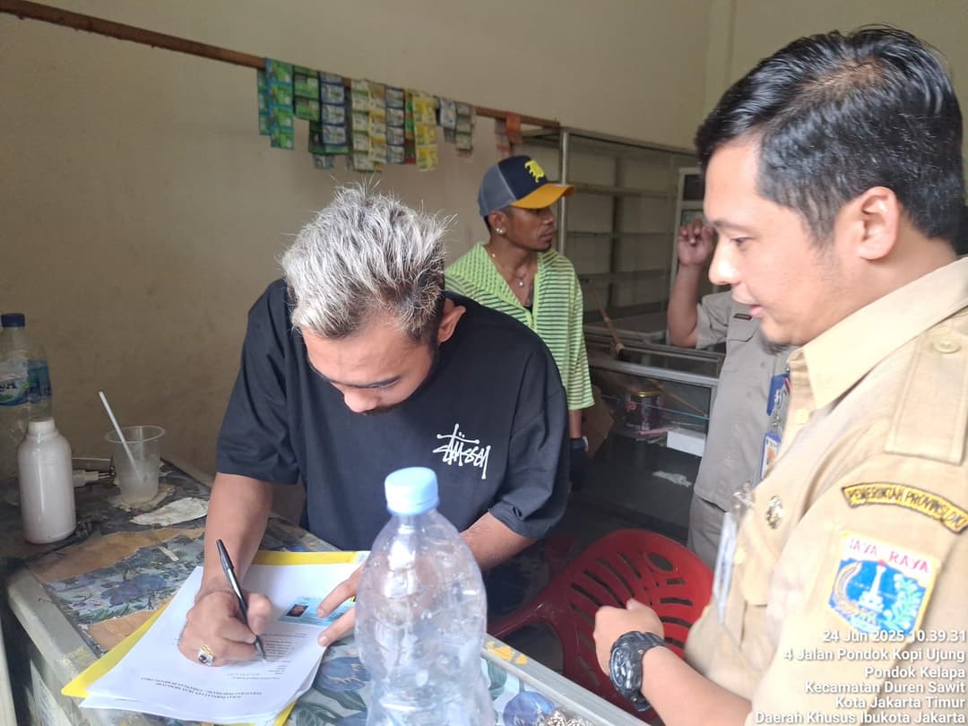 Toko-Penjual-Obat-Ilegal-Digerebek-Satpol-PP-di-Duren-Sawit,-50-Butir-Dimusnahkan