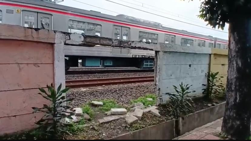 Perusakan Tembok Rel di Jatinegara–Cipinang Ancam Keselamatan, KAI Ajak Warga Lebih Peduli.jpg