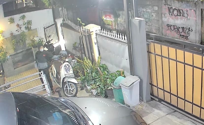Motor-Warga-Ciracas-Digondol-Maling-Dalam-Semalam,-Dua-Unit-Lenyap-Terekam-CCTV