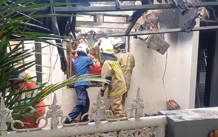 Kebakaran di Ciracas Renggut Nyawa Seorang Lansia, Diduga Terjebak Saat Rumah Terkunci dari Luar.jpg