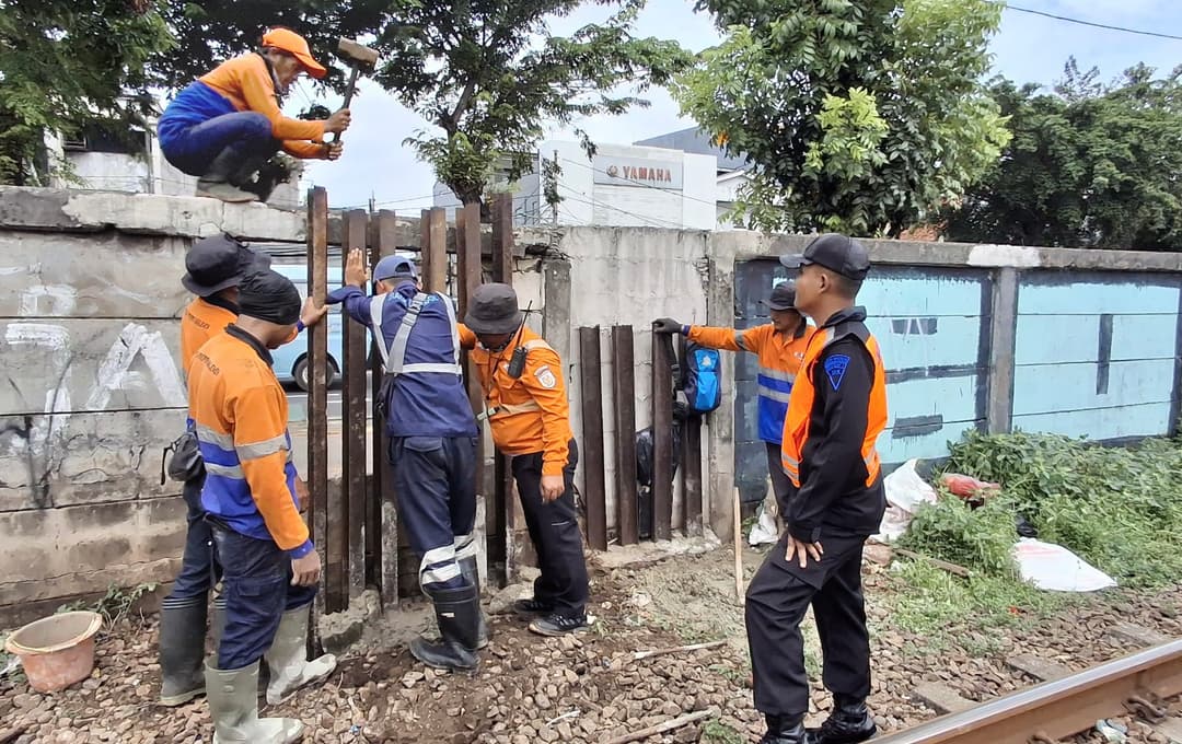 Cegah-Akses-Ilegal,-KAI-Daop-1-Jakarta-Tutup-Lagi-Celah-di-Tembok-Jalur-KA-Jatinegara-–-Klender