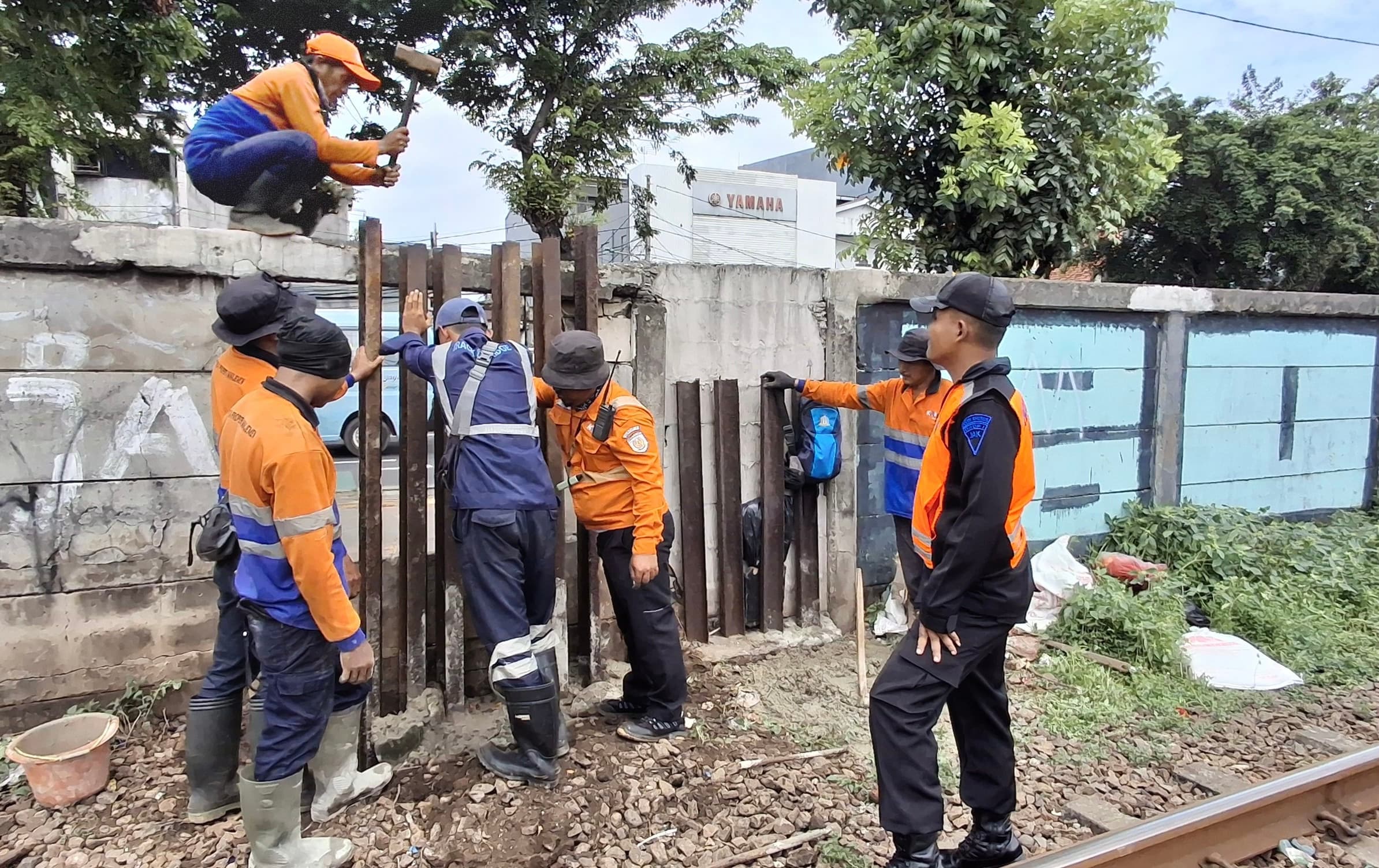 Cegah Akses Ilegal, KAI Daop 1 Jakarta Tutup Lagi Celah di Tembok Jalur KA Jatinegara – Klender.jpg