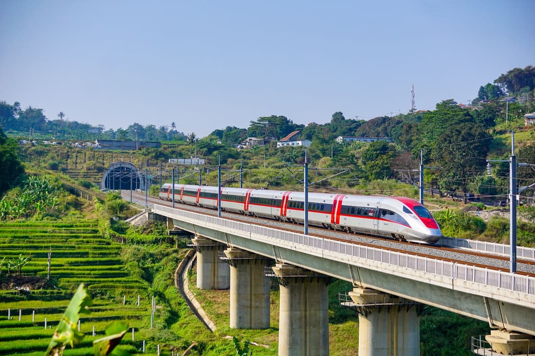 Jumlah-Penumpang-Whoosh-Tembus-2,9-Juta-di-Semester-I-2025,-KCIC-Andalkan-Tarif-Fleksibel-dan-Layanan-Lebih-Baik