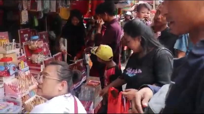 Jelang Tahun Ajaran Baru, Pasar Mester Jatinegara Diserbu Pemburu Perlengkapan Sekolah.jpg