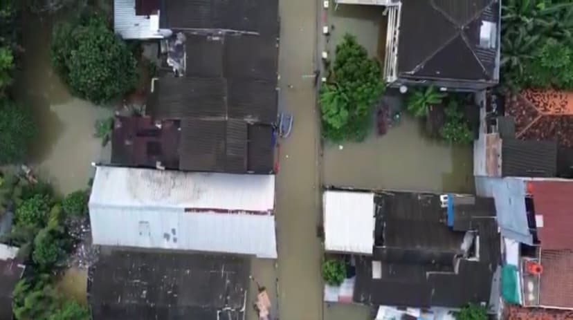 Kiriman Air dari Bogor, Banjir Rendam Bidara Cina Lebih dari Satu Meter.jpg