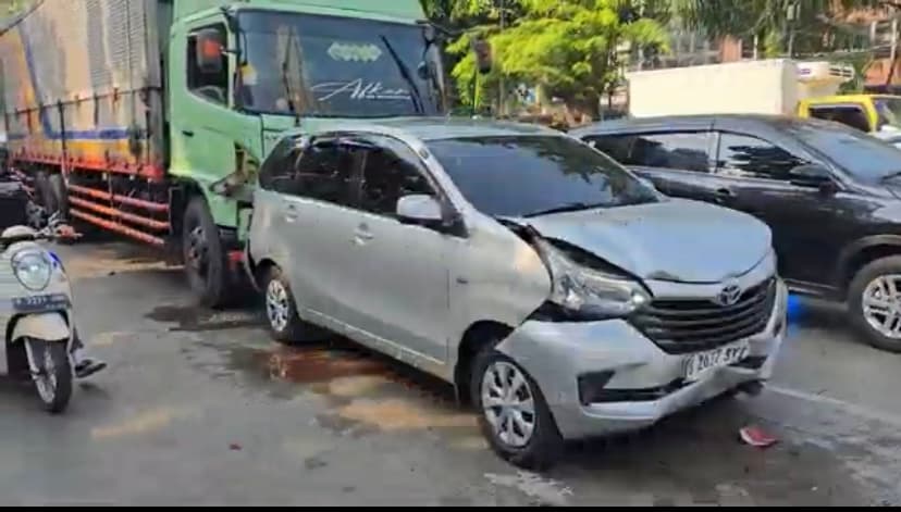 Kecelakaan-Beruntun-di-Pulogadung,-Truk-Kontainer-Diduga-Alami-Rem-Blong