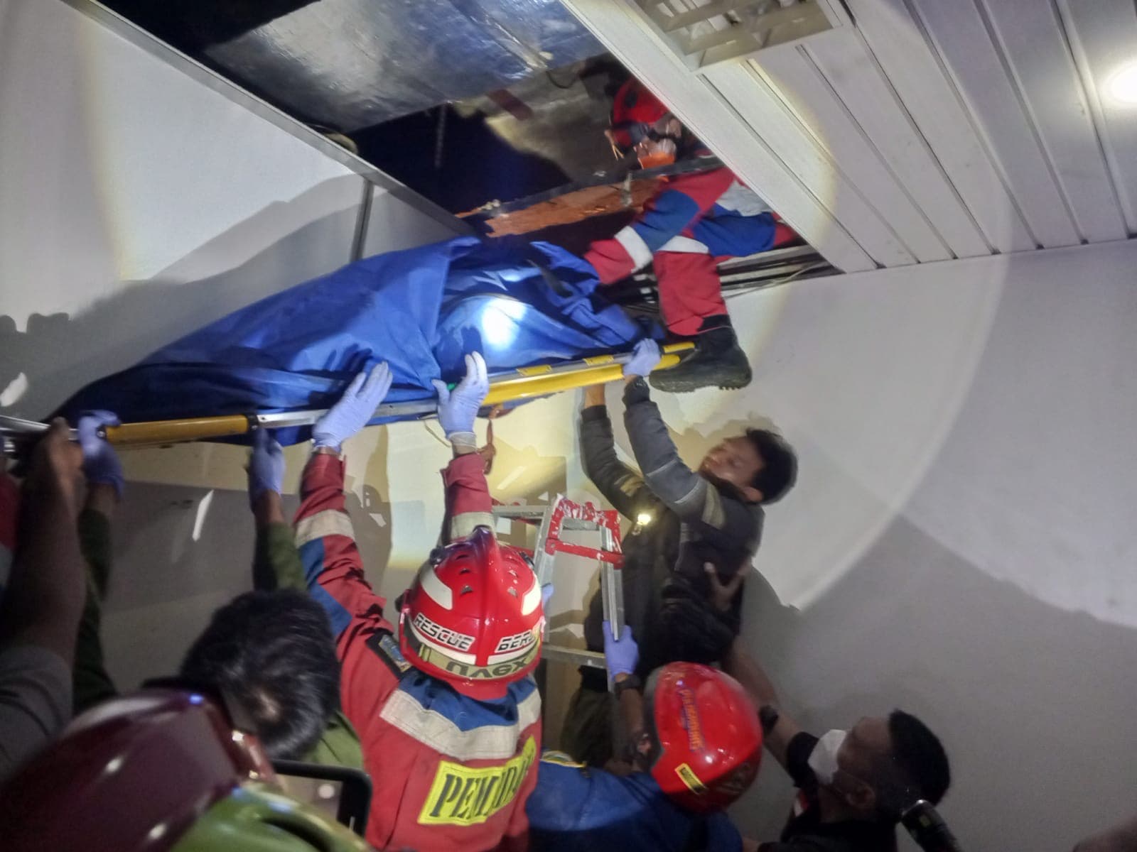 Mayat Pria Membusuk Ditemukan di Plafon Pabrik Farmasi di Pulogadung.jpg