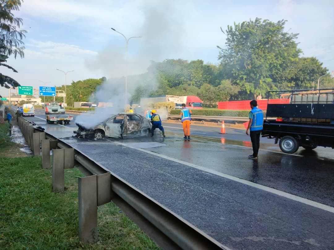 Kecelakaan-di-Tol-JORR,-Sedan-Terbakar-Hebat-Usai-Tabrak-Truk