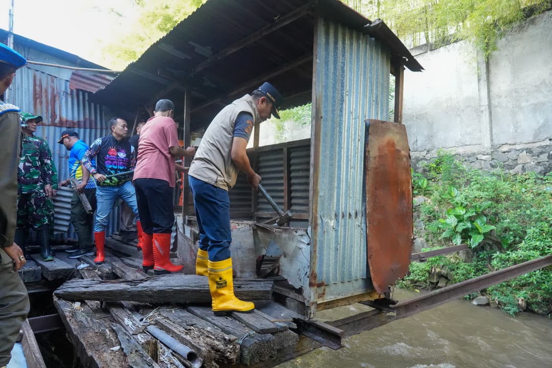 Pemkot-Jaktim-Tertibkan-MCK-Liar,-Warga-Rawa-Bunga-Dapat-Fasilitas-Septic-Tank-Komunal
