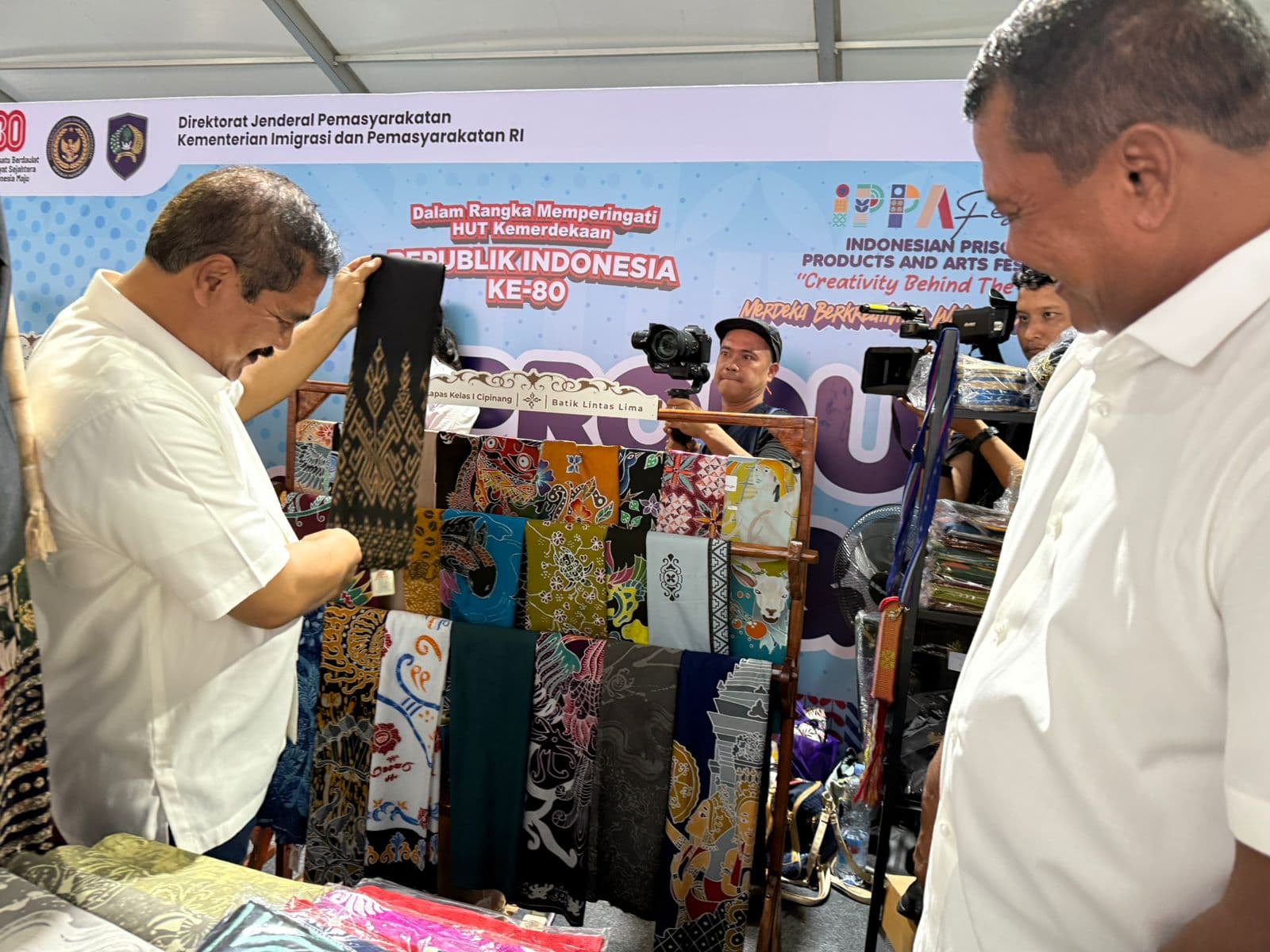 Karya Warga Binaan Cipinang Bersinar di IPPAFest 2025, Batik Lintas 5 Diborong Menteri Imipas.jpg