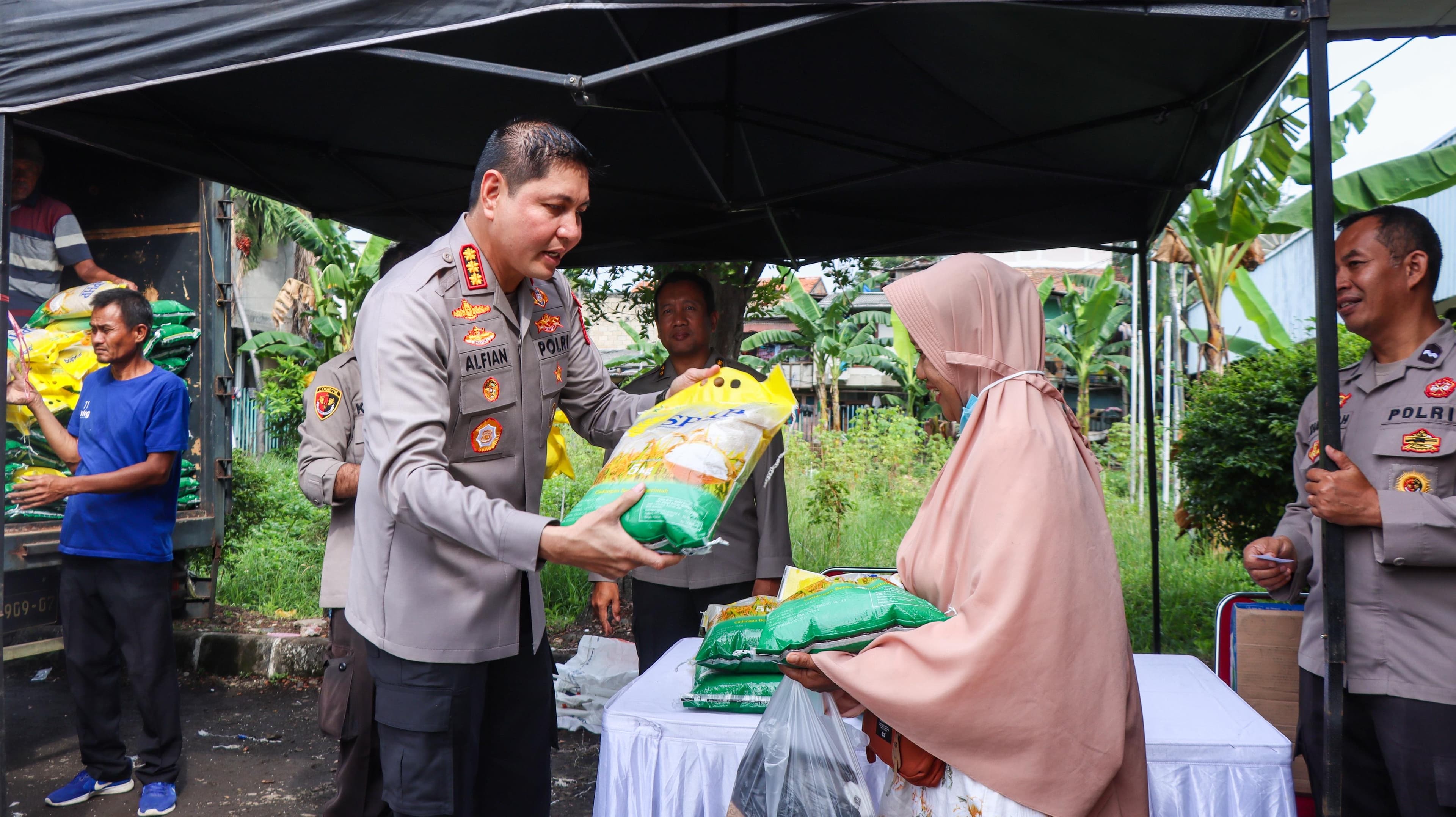 HUT RI ke-80, Polres Jaktim dan Slog Polri Tebar 24 Ton Beras Murah untuk Warga.jpg