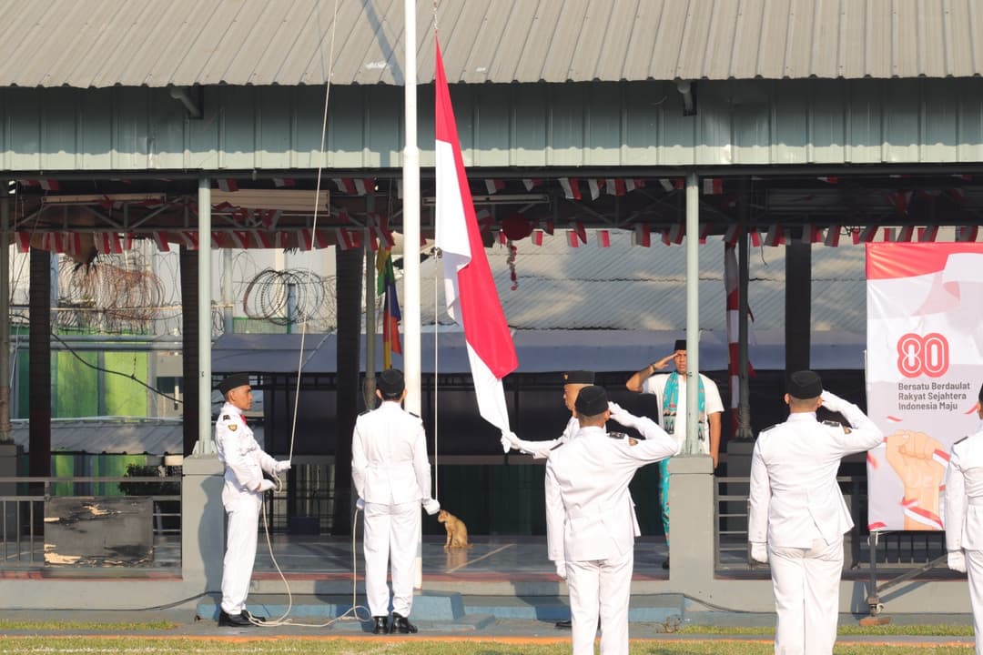 Napiter-Ikut-Kibarkan-Bendera-di-Lapas-Cipinang,-Tangis-Haru-Warnai-HUT-RI-ke-80