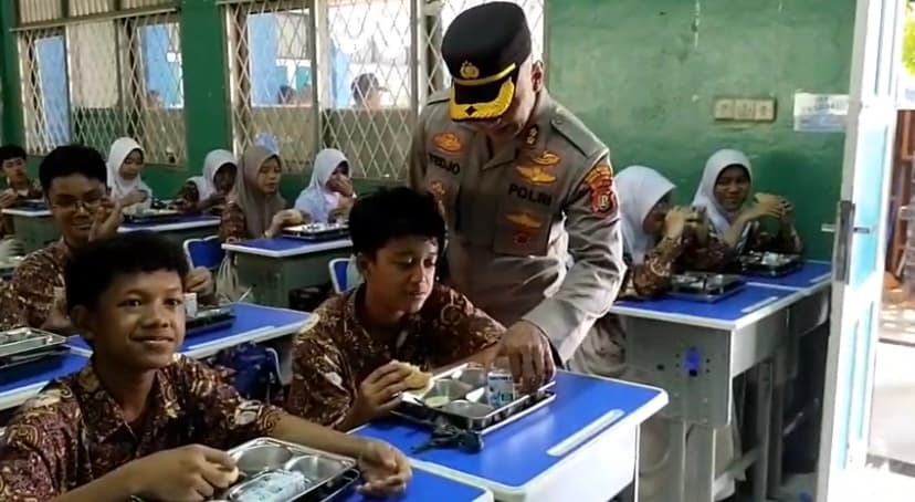 Wakil-Ketua-DPRD-DKI-dan-AKBP-Tedjo-Asmoro-Pantau-Program-Makan-Bergizi-Gratis-di-SMPN-229-Jakbar