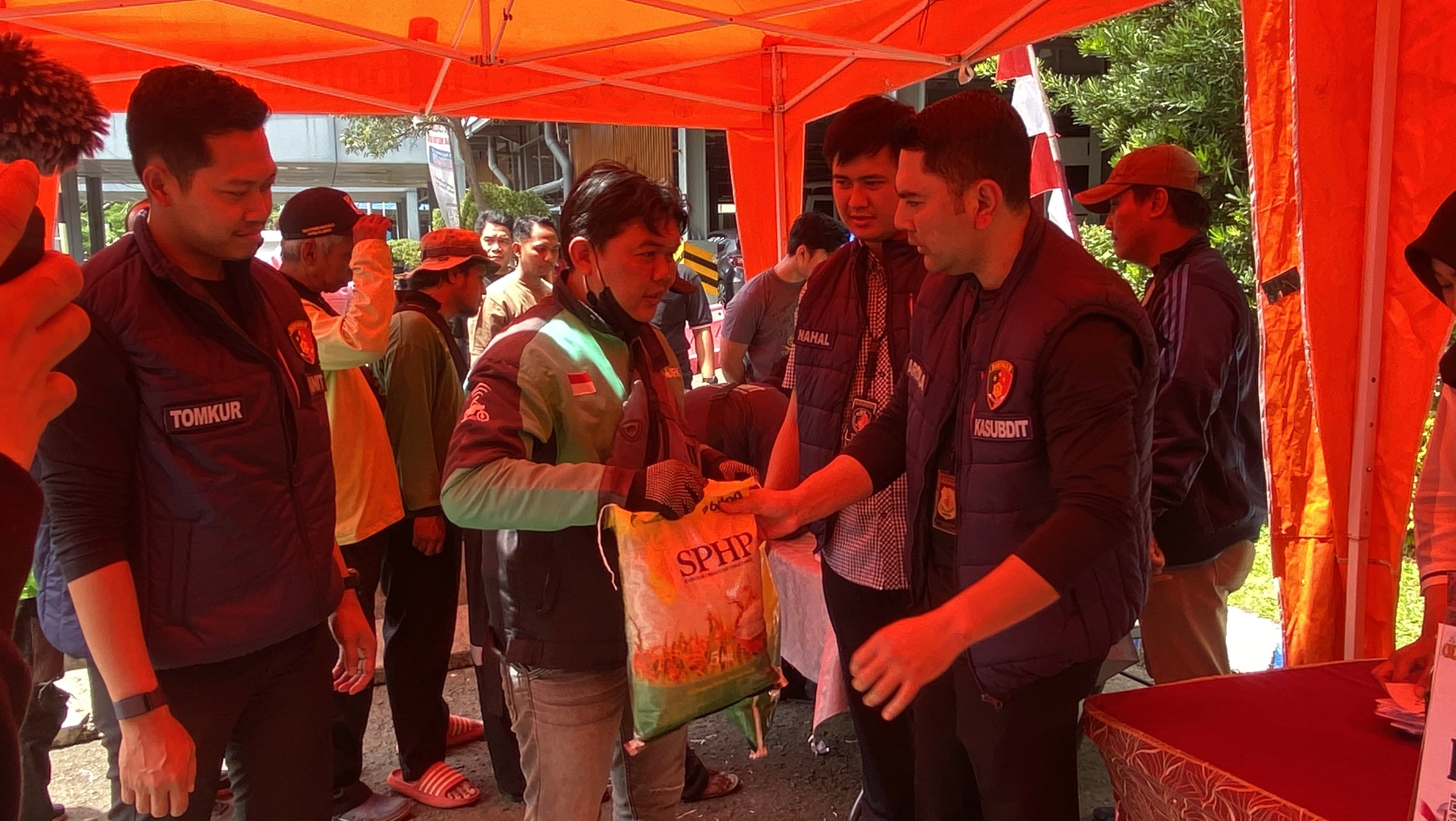 Polda Metro Jaya Hadirkan Pangan Murah Pasca Kerusuhan, Warga dan Driver Ojol Antusias.jpg