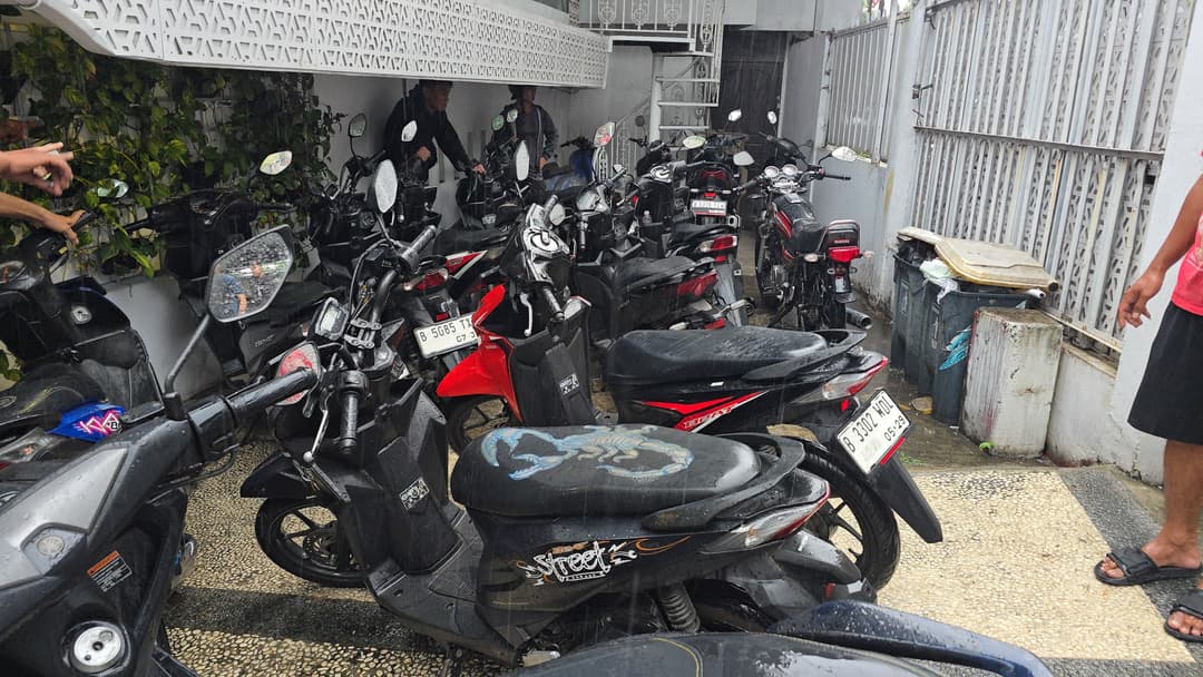 Polisi-Bongkar-Bengkel-Palsu-di-Matraman,-Belasan-Motor-Curian-Disita