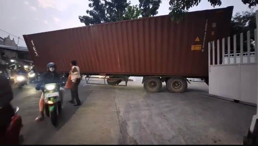 Kontainer Miring Nyaris Timpas Pengendara, Warga Ciracas Panik dan Tutup Akses Jalan.jpg