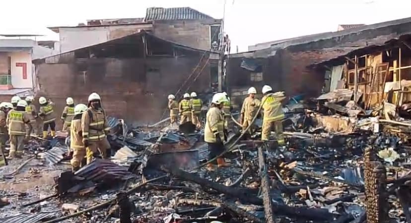 Kebakaran Hebat di Jakarta Timur, Api Hanguskan Bangunan Semi Permanen dan Barang Bekas.jpg