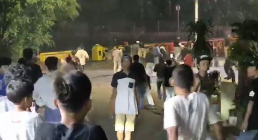 Tawuran Remaja Bersenjata Tajam Lumpuhkan Kalimalang, Polisi Bubarkan Massa.jpg