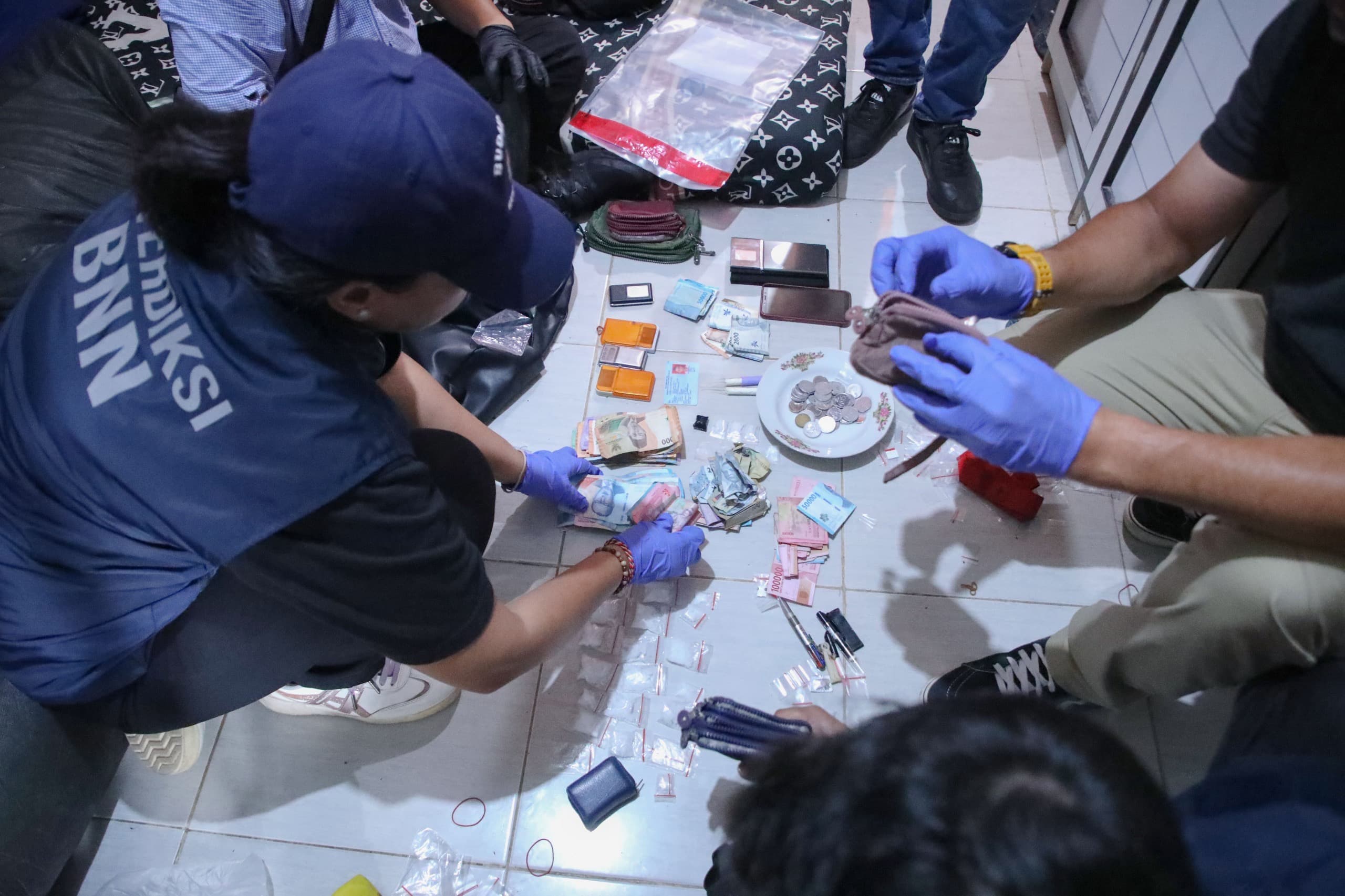 BNN dan Polri Gerebek Kampung Ambon, Delapan Tersangka Diamankan dan Ratusan Gram Sabu Disita.jpg