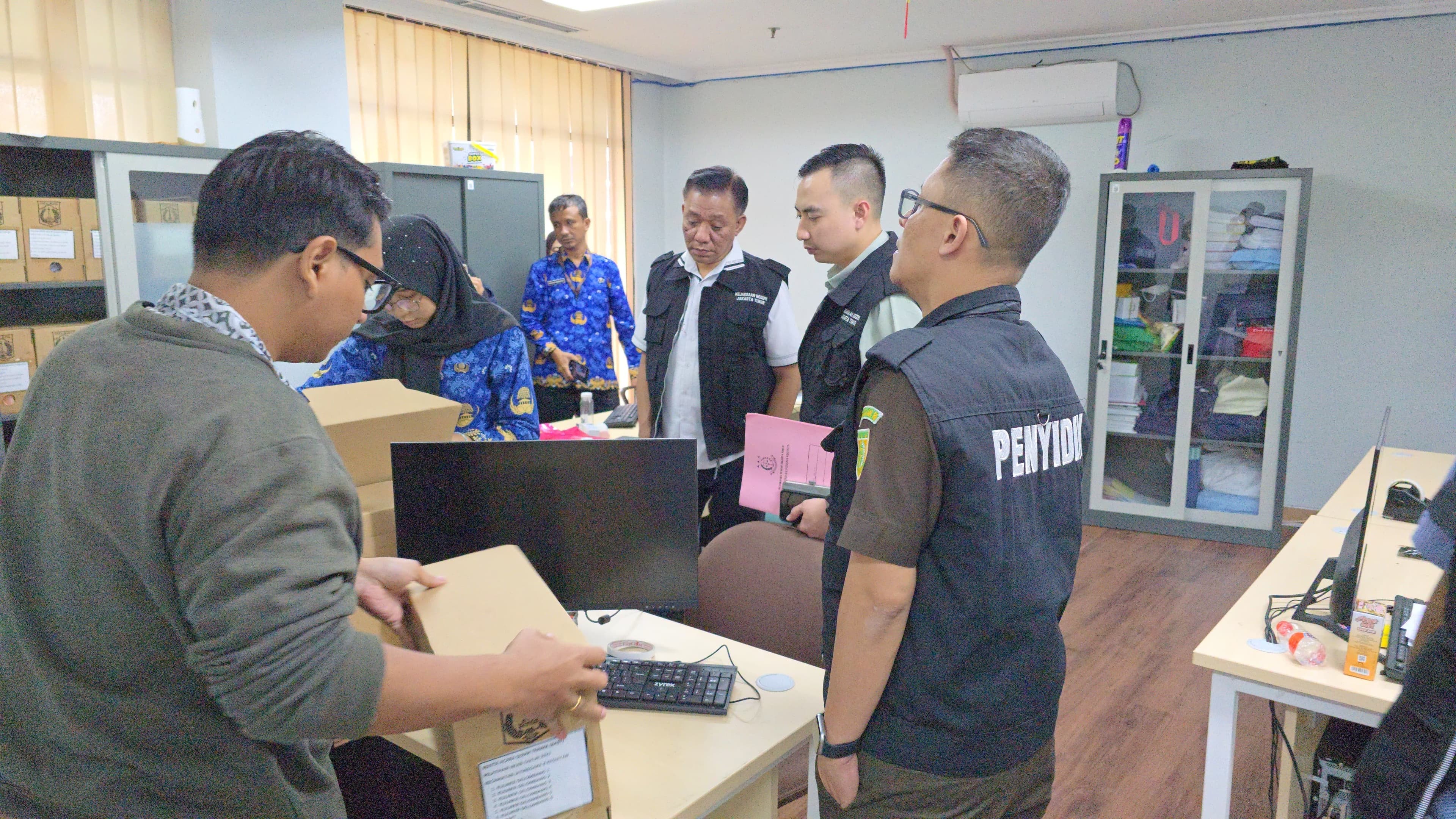 Kejari Jakarta Timur Geledah Kantor Sudin UMKM, Usut Dugaan Korupsi Proyek Mesin Jahit Rp9 Miliar.jpg