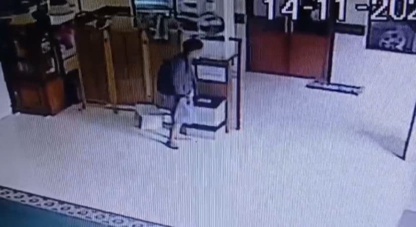 Curi-Kotak-Amal,-Pria-Misterius-Gasak-Hingga-Rp10-Juta-di-Musala-Nurul-Bashor