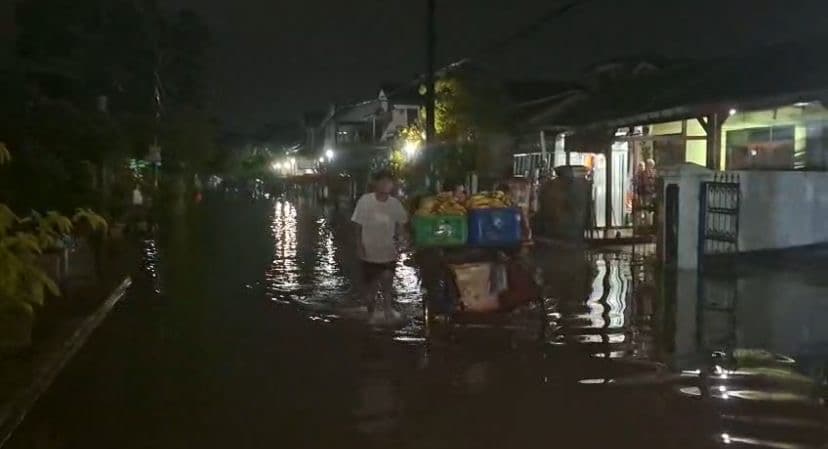 Hujan-Deras-Sepanjang-Hari,-Perumahan-Duta-Indah-Bekasi-Banjir-hingga-1,5-Meter