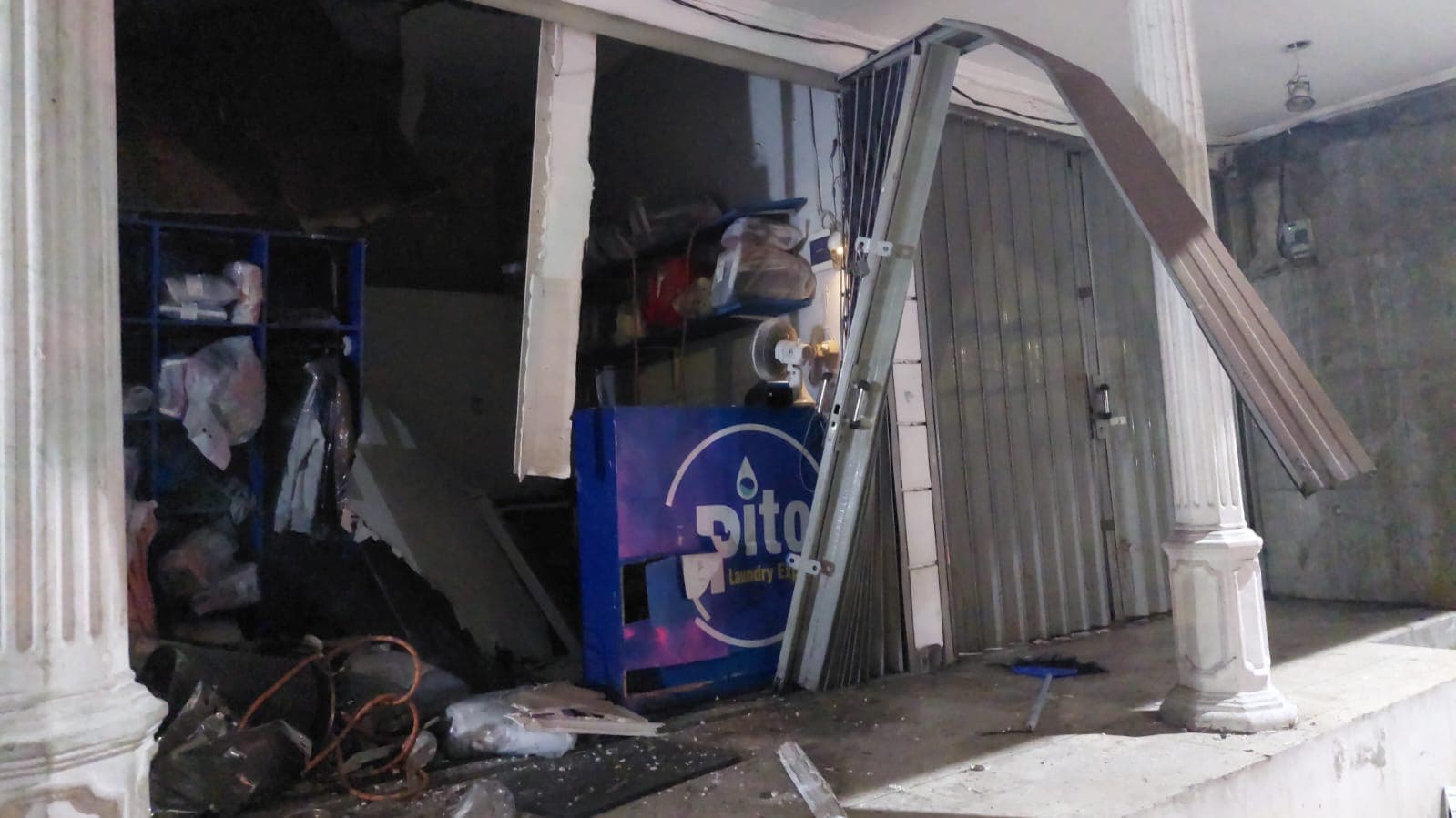 Mesin Uap Meledak di Laundry Duren Sawit, Dua Pelanggan Terluka dan Bangunan Rusak.jpg