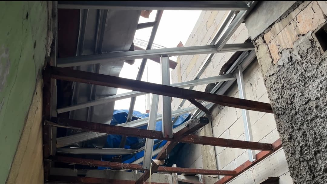 Dua-Rumah-di-Lubang-Buaya-Rusak-Usai-Tiang-Bangunan-Tersambar-Petir