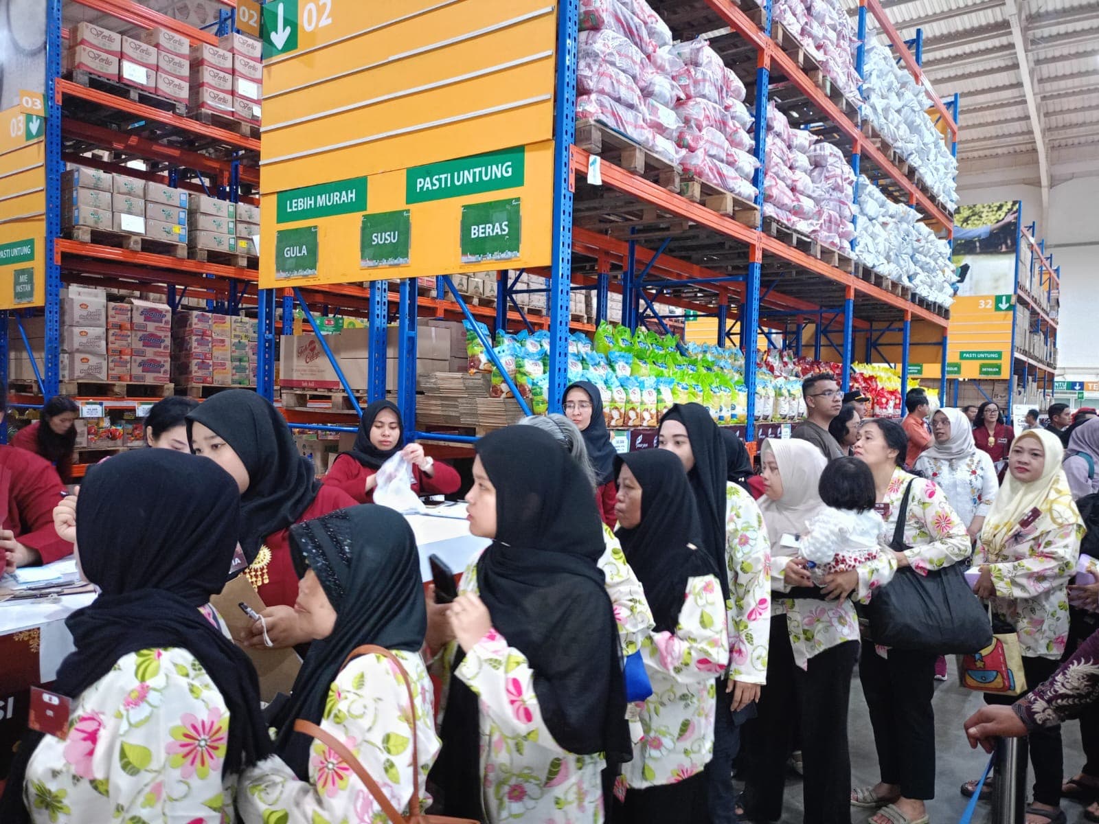 Perempuan Pengupas Bawang di Pasar Induk Kramat Jati Dapat Santunan dari KKJ dan BIP Pasar Jaya.jpg