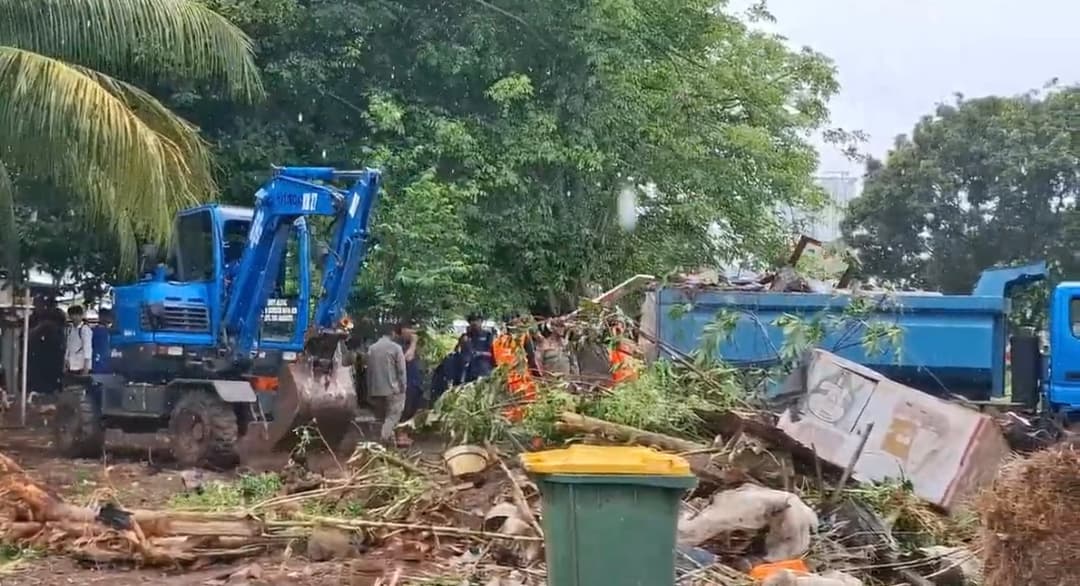 Lahan-Makam-Dijadikan-Tempat-Usaha,-Pemkot-Jaktim-Lakukan-Penertiban