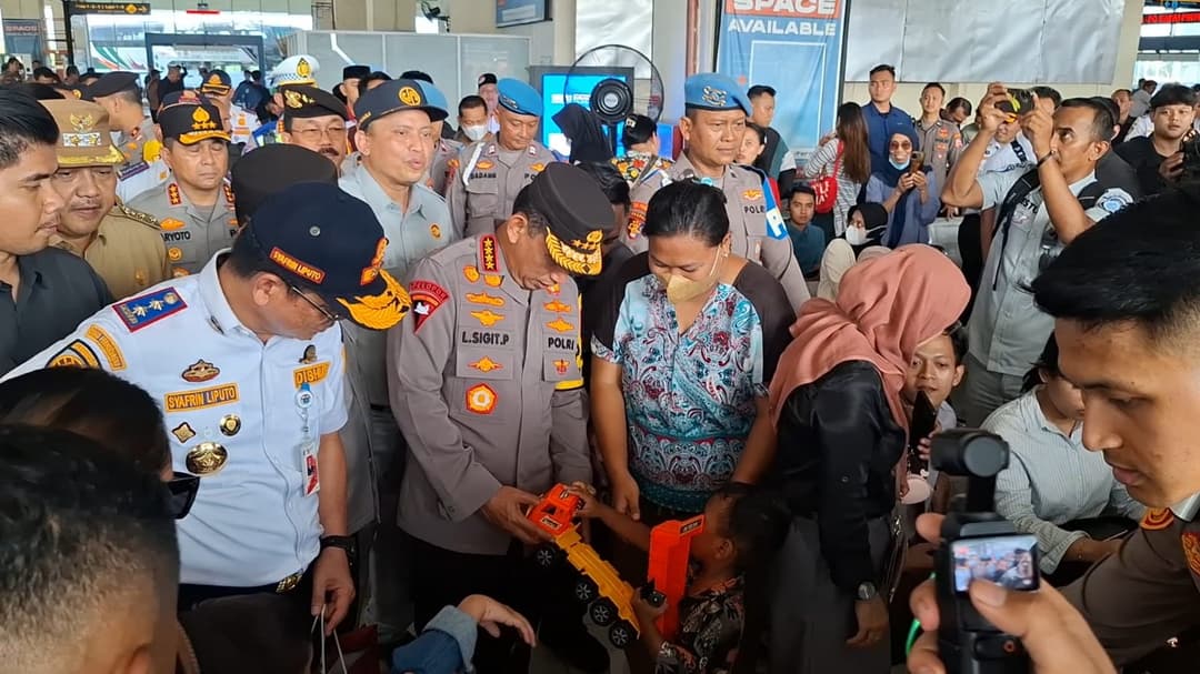 Kapolri-Tinjau-Kesiapan-Angkutan-Nataru-2025-di-Terminal-Pulo-Gebang