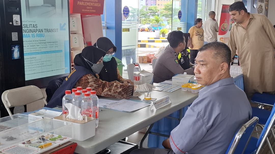 BNNK-Jakarta-Timur-Gelar-Pemeriksaan-Urine-dan-Kesehatan-Sopir-Bus-di-Terminal-Pulo-Gebang