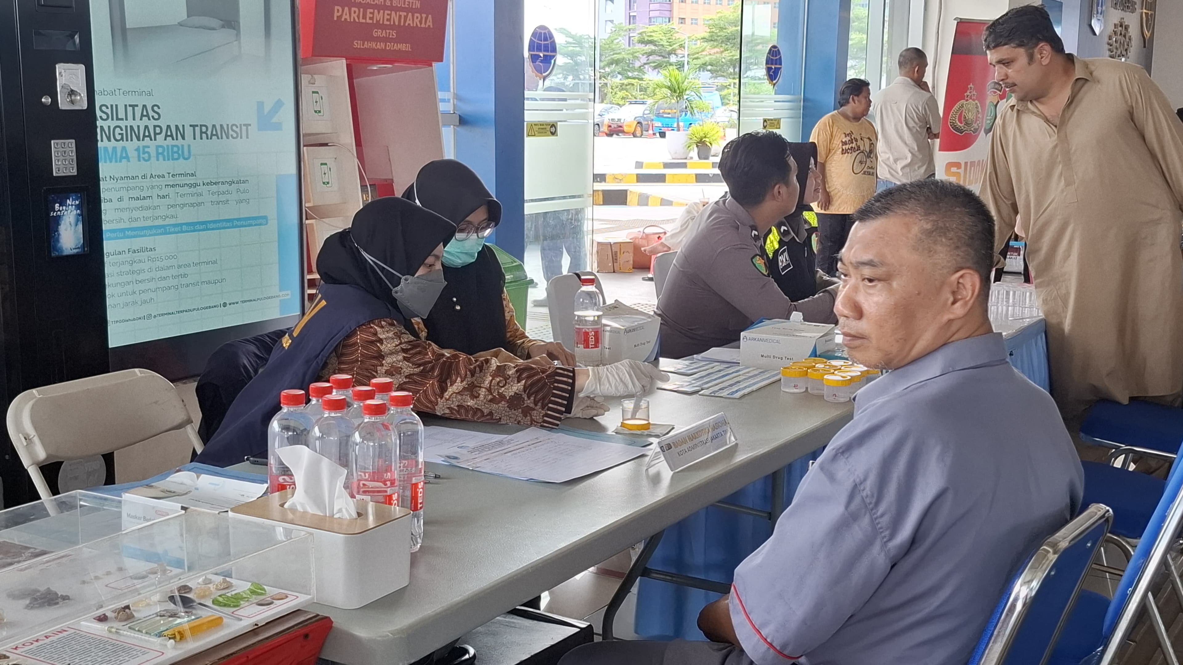 BNNK Jakarta Timur Gelar Pemeriksaan Urine dan Kesehatan Sopir Bus di Terminal Pulo Gebang.jpg