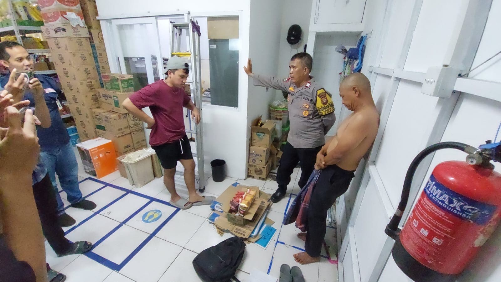 Curi 11 Bungkus Kopi, Pria Lansia Nyaris Diamuk Warga di Mini Market Duren Sawit.jpg