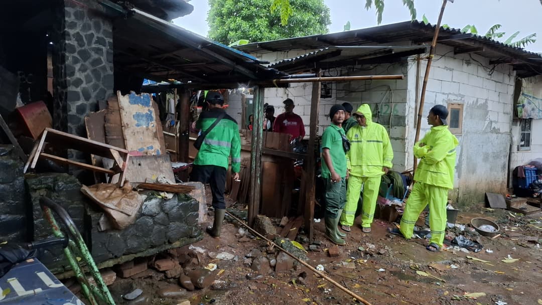 Pemkot-Jakarta-Timur-Kembali-Relokasi-Puluhan-Bangunan-di-TPU-Kebon-Nanas