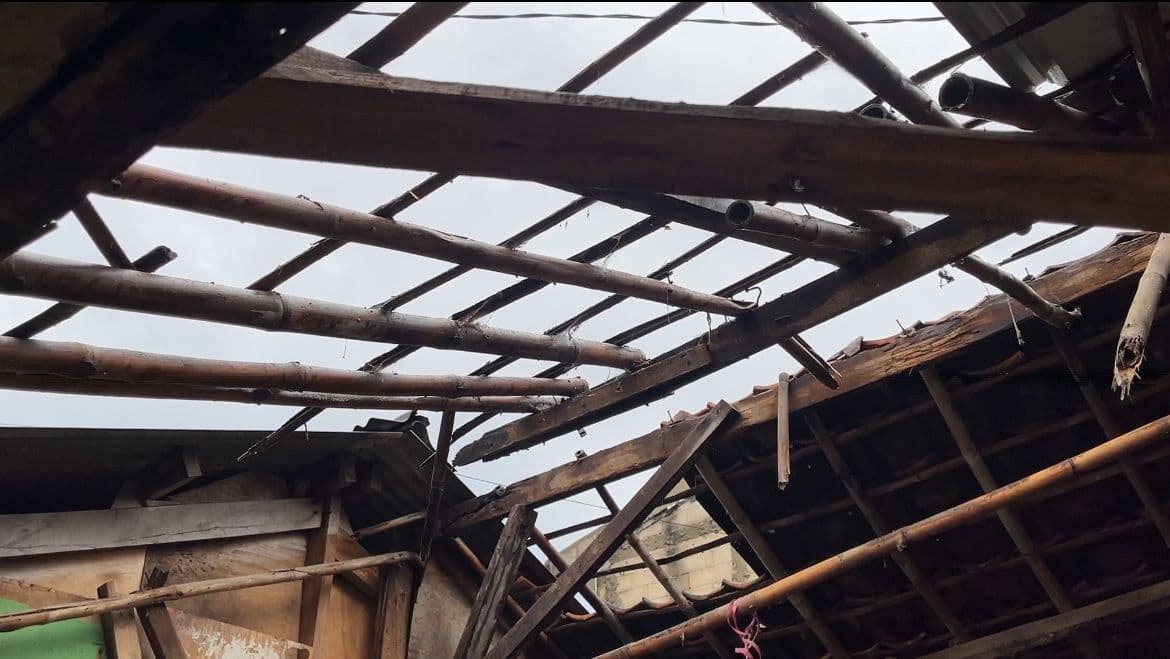 Diguyur Hujan Deras, Rumah Tua Ambruk di Ciracas Jaktim.jpg