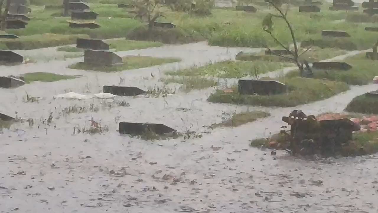 Diguyur Hujan Lebat, Sejumlah Makam di TPU Pondok Kelapa Tergenang.jpg