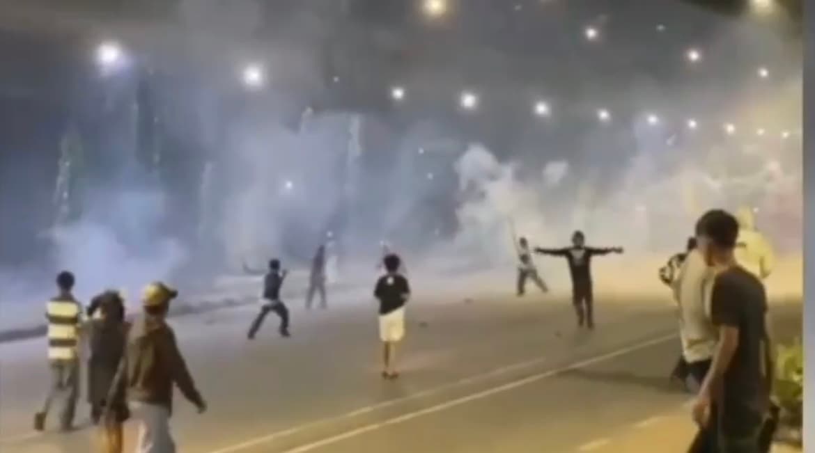 Tawuran Pemuda Ganggu Arus Lalu Lintas di Jatinegara, Polisi Temukan Botol Diduga Bekas Air Keras.jpg