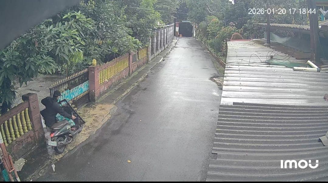 Pintu Pagar Rumah di Cipayung Dicuri, Aksi Pelaku Terekam CCTV.jpg