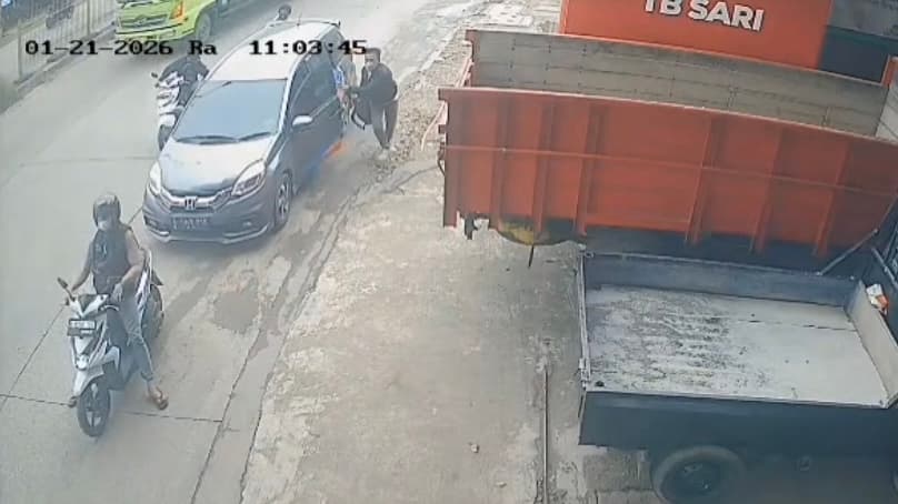 Modus-Baut-Roda-Mobil-Lepas,-Tas-Pengemudi-Raib-Dicuri-di-Cakung